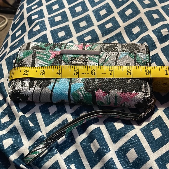 Guess tropical colored zip around wallet wristlet - Picture 3 of 6